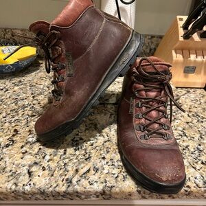 Vintage Vasque Men's Brown Leather Hiking Boots
